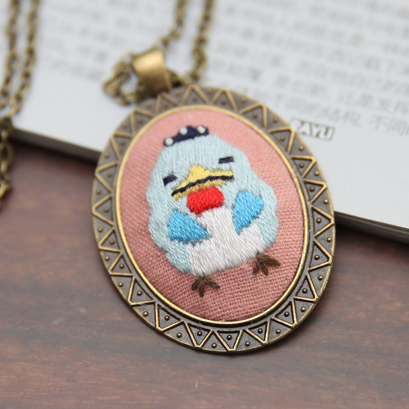 Fábrica hecha a mano DIY tejido suéter cadena novato europeo bordado flor y hierba material paquete aguja hilo Lu bordado COLLAR COLGANTE