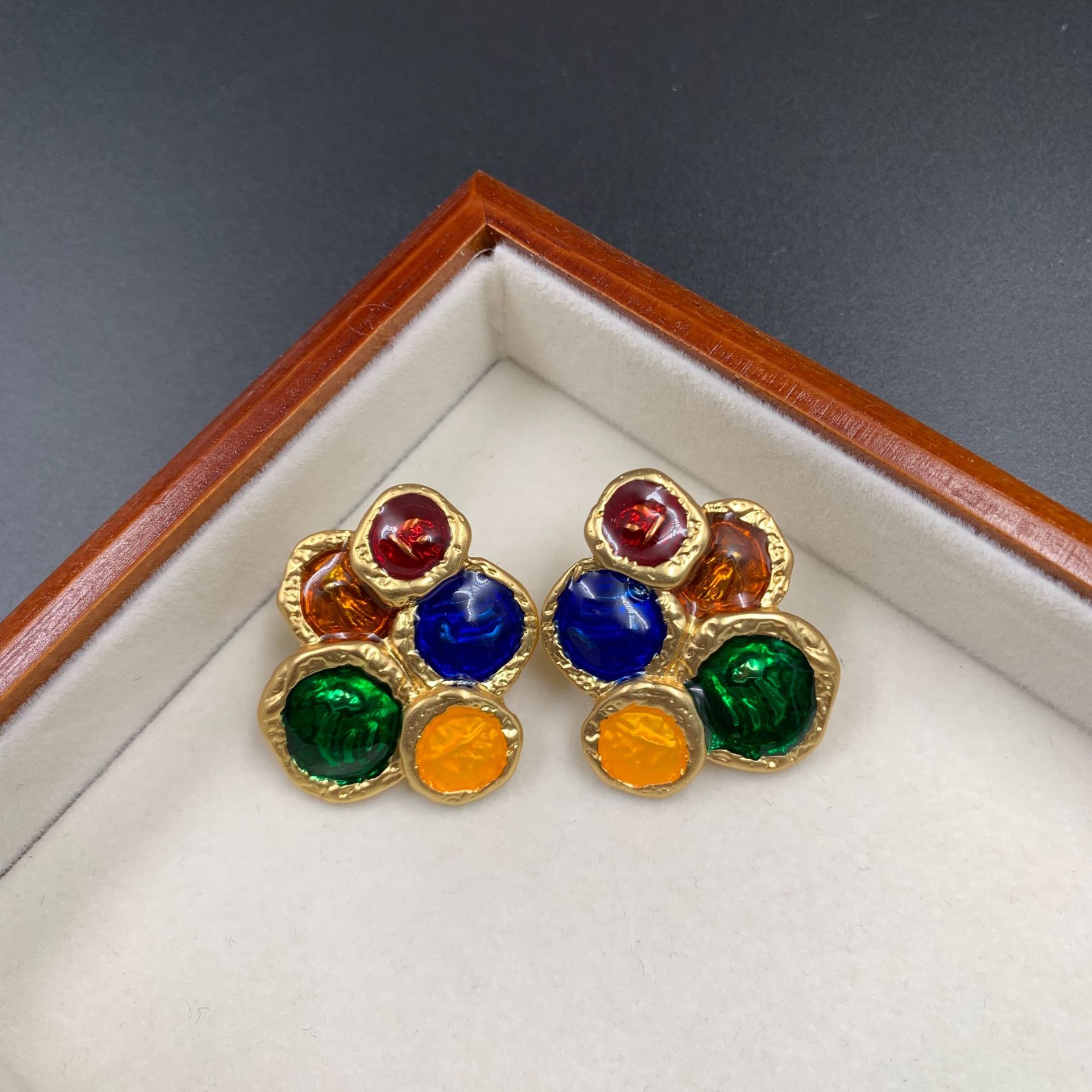 Retro elegant design earrings