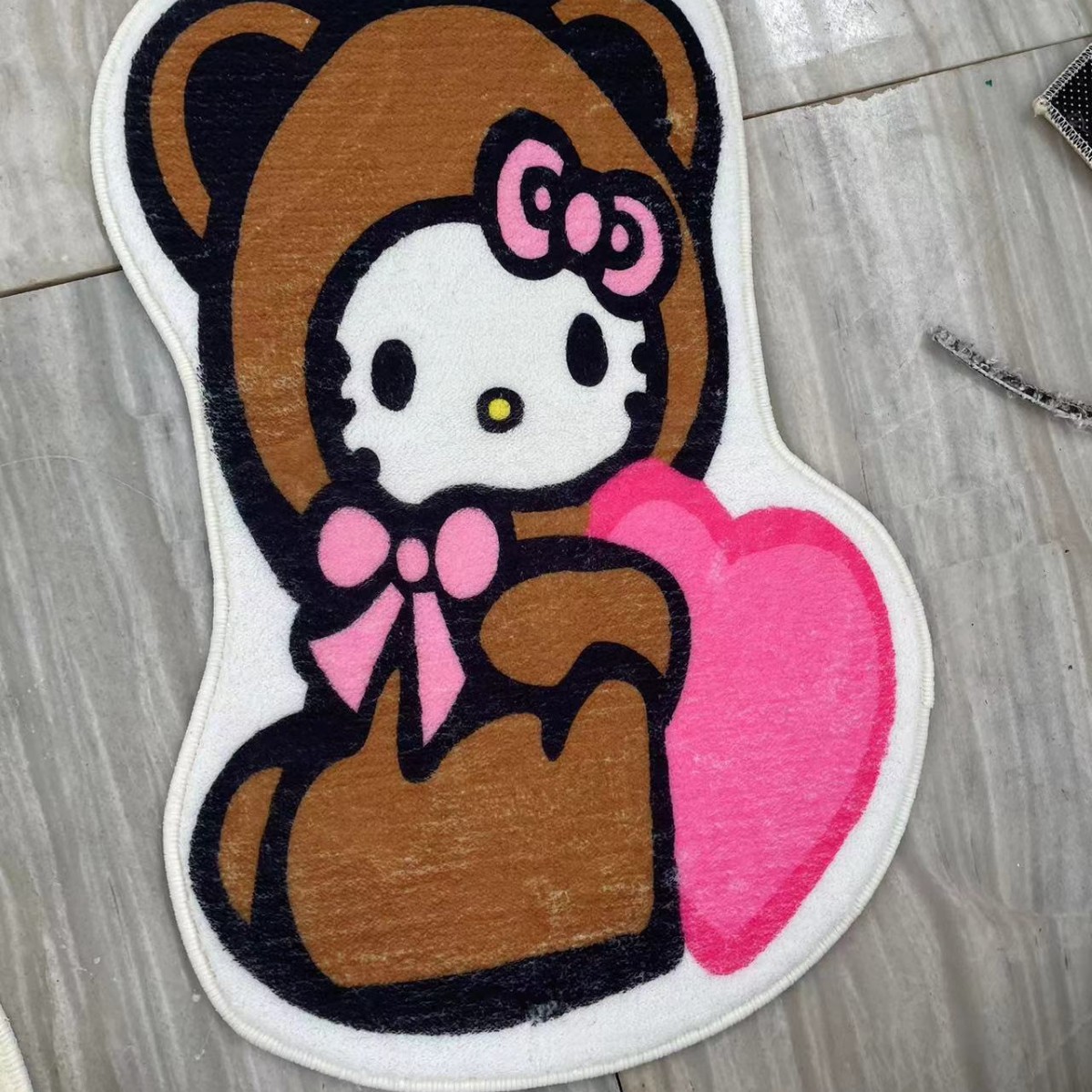 사랑을 품은 검은 피부의 kt 고양이