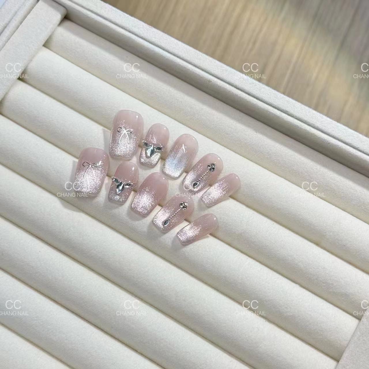 Yiyi Wu Liuguang parpadeando (New China Fang) Armadura hecha a mano, lazo, ojos de gato, yemas de los dedos muestran uñas blancas