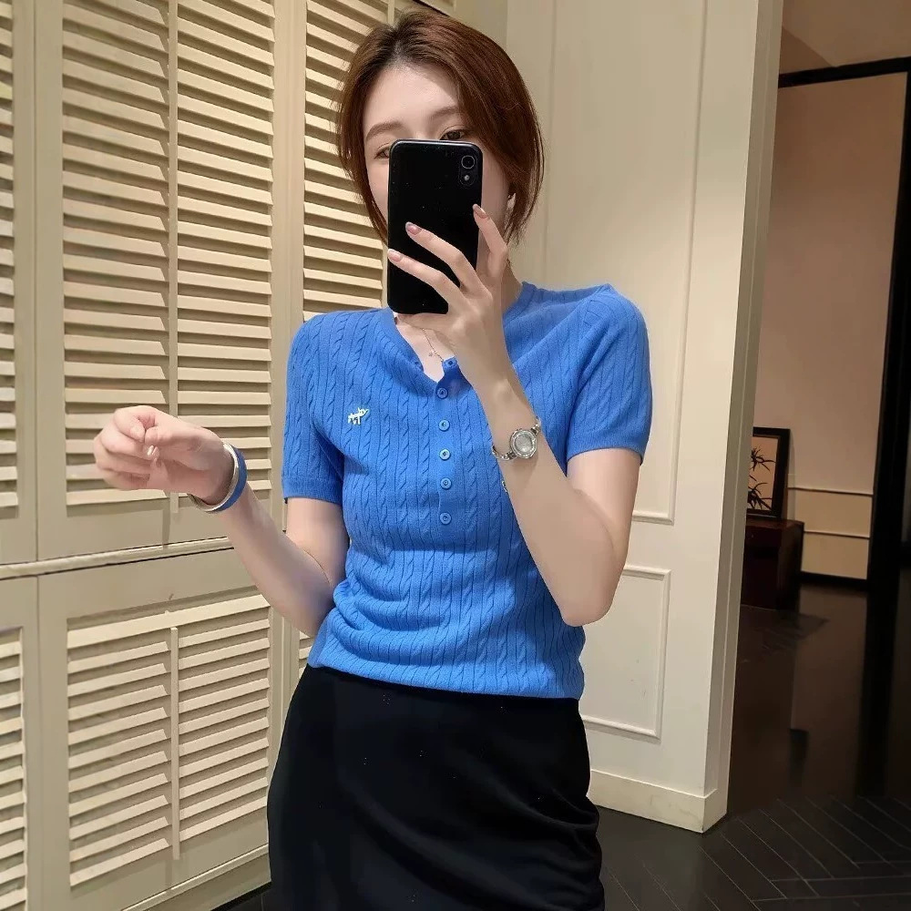 Áo thun ngắn tay nữ cổ tròn, phom ôm, họa tiết thêu hoa văn nổi — Màu xanh da trời