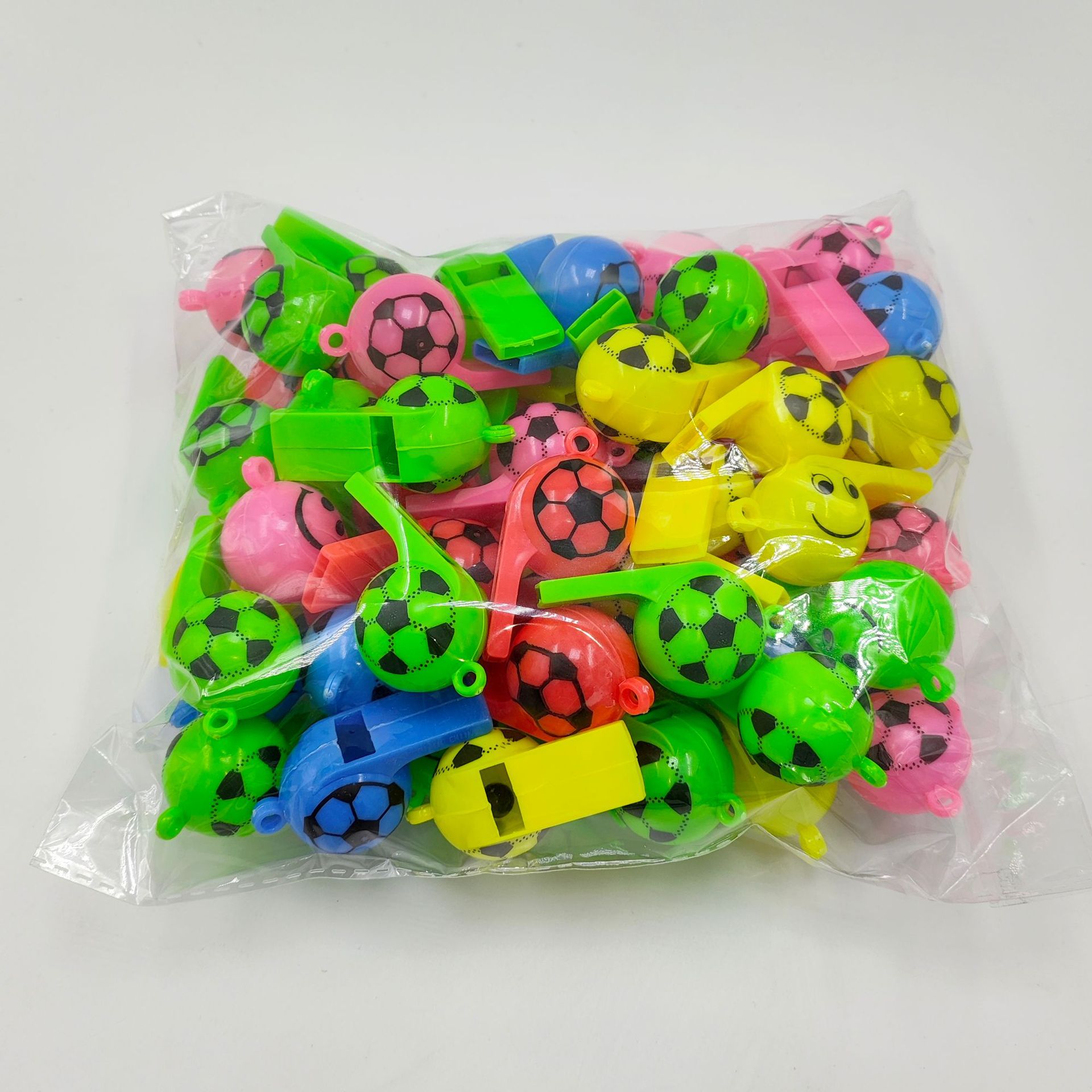 Silbato de fútbol de la Copa del Mundo Silbato de plástico Smiley Silbato de árbitro Entrenador Puesto especial para niños Juguetes al por mayor