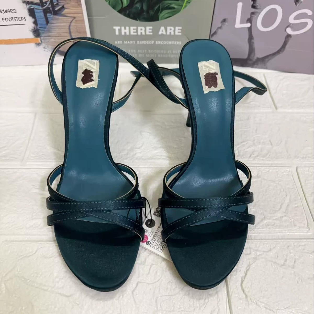 Z2025 новые летние женские туфли, эффект текстуры шелкового атласа, однолинейная пряжка, сексуальные туфли на высоком каблуке, женские сандалии