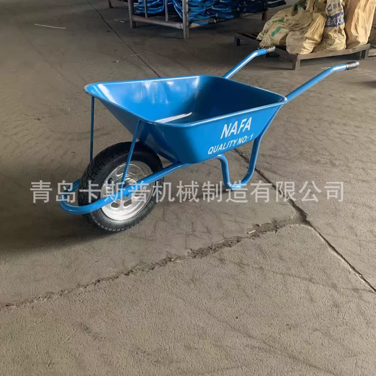 非洲几内亚市场独轮手推车wheelbarrow非洲手推车。