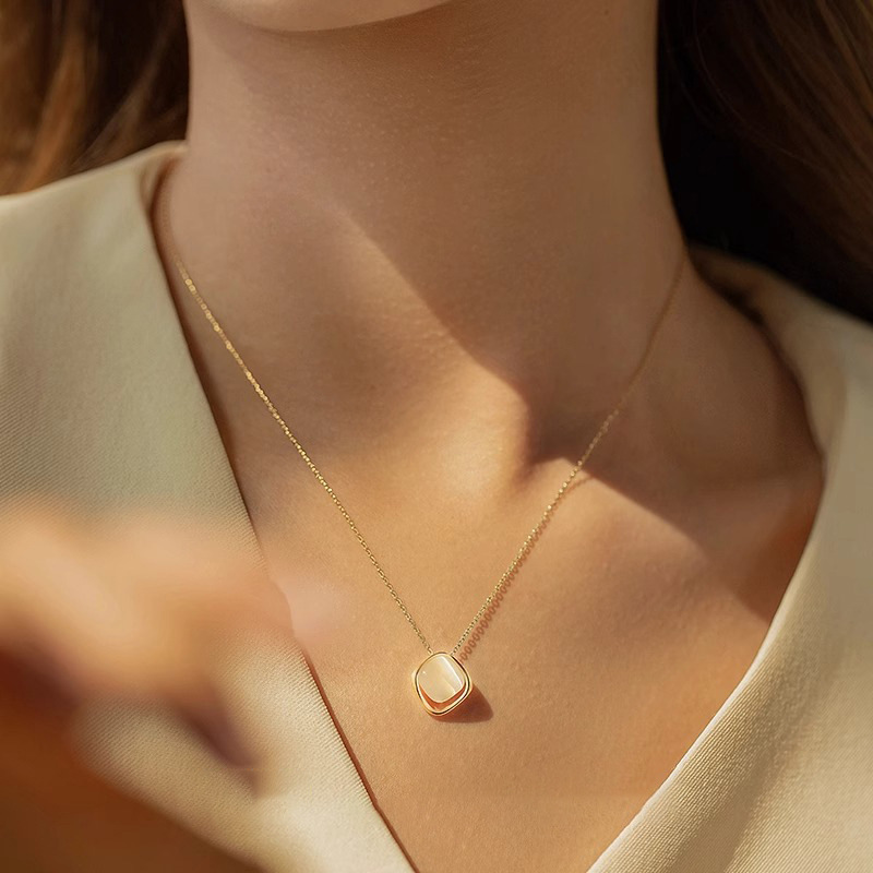 Elegant New Aristocratic Fashion Focus Irregular Square Cat's Eye Gold Necklace Unique Design Showcasing Charm and Light Luxury Style Elegant New Aristocratic Fashion Focus Irregular Square Cat's Eye Gold Necklace Unique Design Showcasing Charm and Light Luxury Style