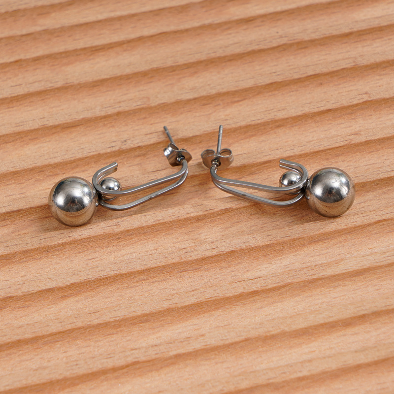 Nueva personalidad europea y americana, diseño de nicho, colgante de cuentas redondas de acero de titanio, pendientes simples irregulares, joyería femenina que no se desvanece