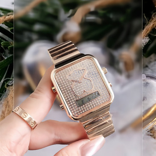 ��������Ůʿ�ֱ�һ�����l�r�к��s�荷����p�@ʾ���P��ˮŮ��