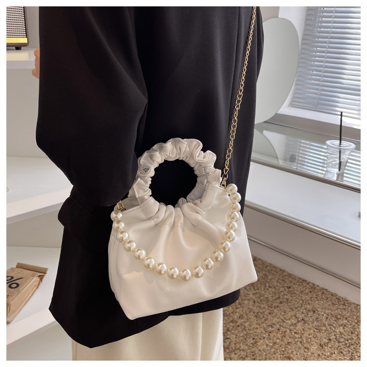 Korean Style Pleated Solid Color Pearl Chain Messenger Bag21*15*13cm display picture 2