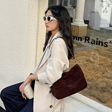 托特包女大容量反绒牛皮翻盖通勤邮差包新款复古软皮松弛感腋下包