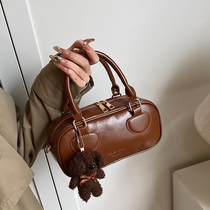 Bolsa de bolos super caliente popular de este año para mujeres 2025, nueva bolsa de hombro de tendencia universal, bolso de mano de estilo extranjero.