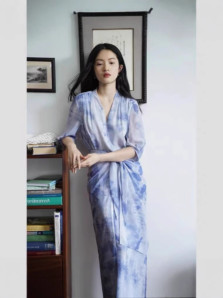 Đầm maxi nữ thắt eo kiểu Pháp họa tiết hoa nhỏ màu xanh — Váy liền màu xanh lam