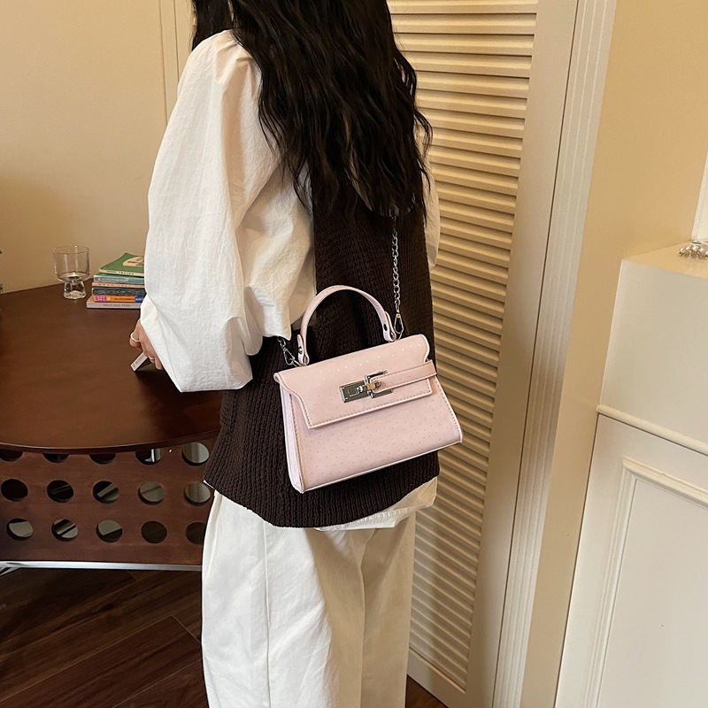 Textura de la bolsa de Kylie para mujeres 2026 verano nuevo estilo de moda mochila portátil nicho de diseño de viaje diario bolso pequeño