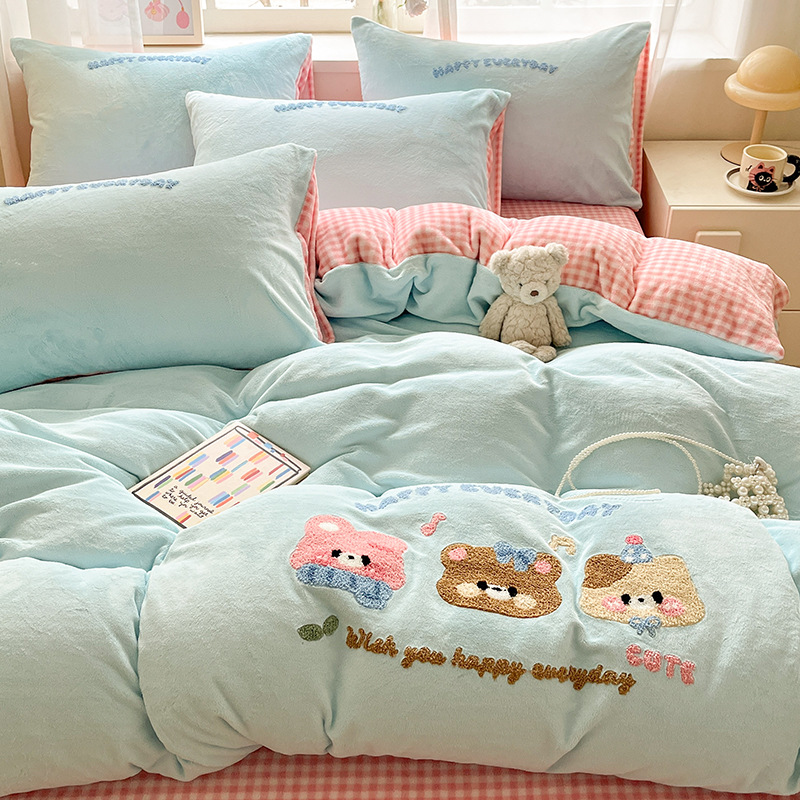 Cama de toalla lindo bordada de seda de leche con cuatro piezas, ropa de cama de seda de invierno, sábanas de coral con tres piezas