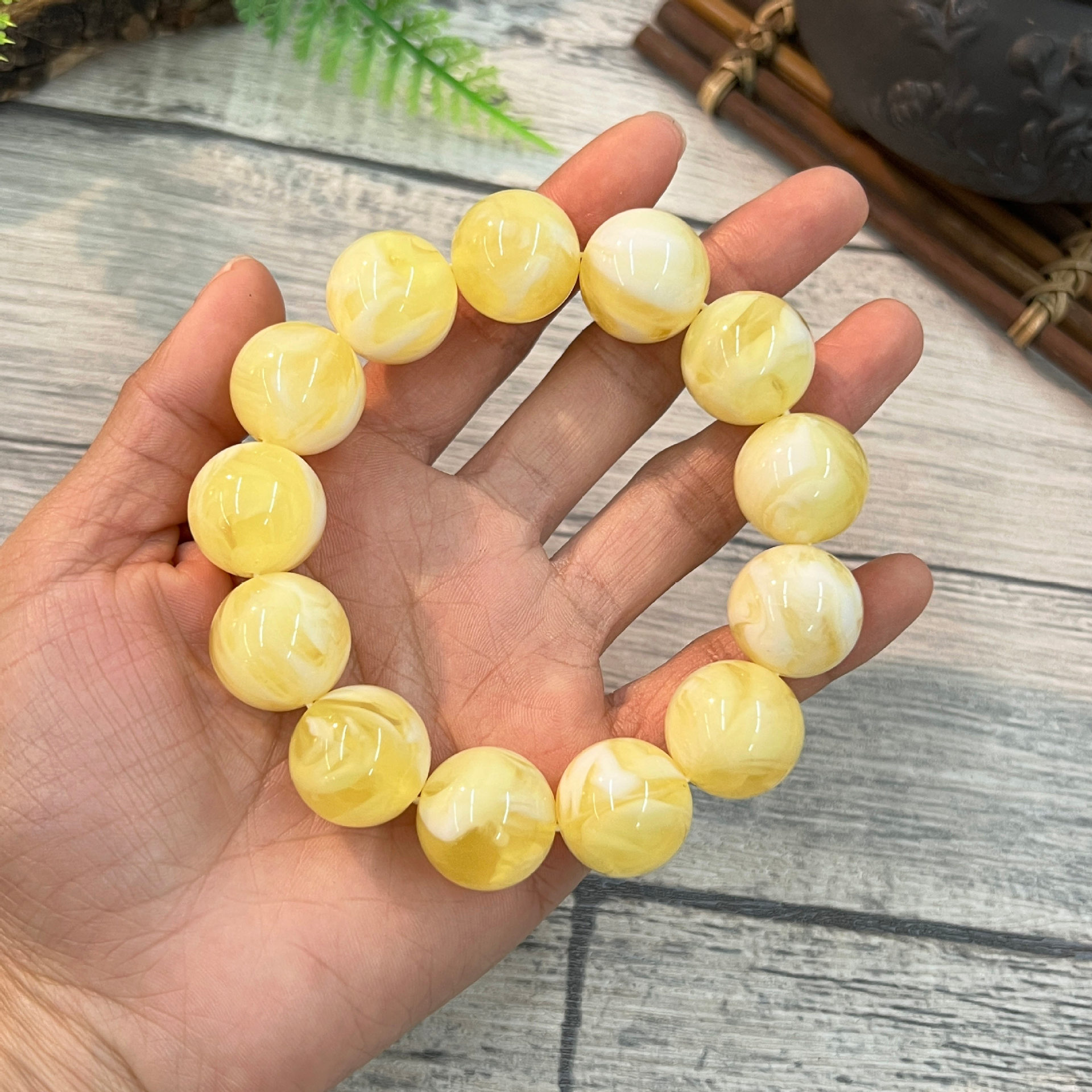 Non-Natural White Flower Honey Single-Circle Amber Beeswax Bracelet for Men and Women with Cloud-Pattern Round Beads, Resin Gift