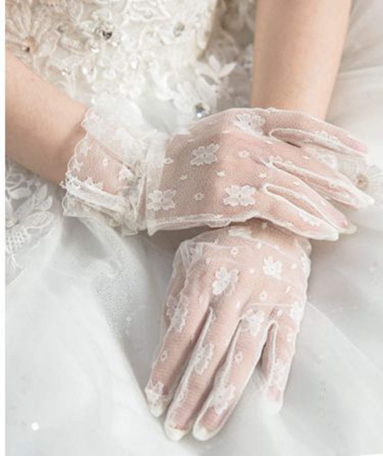 Short Lace Gloves Image 1