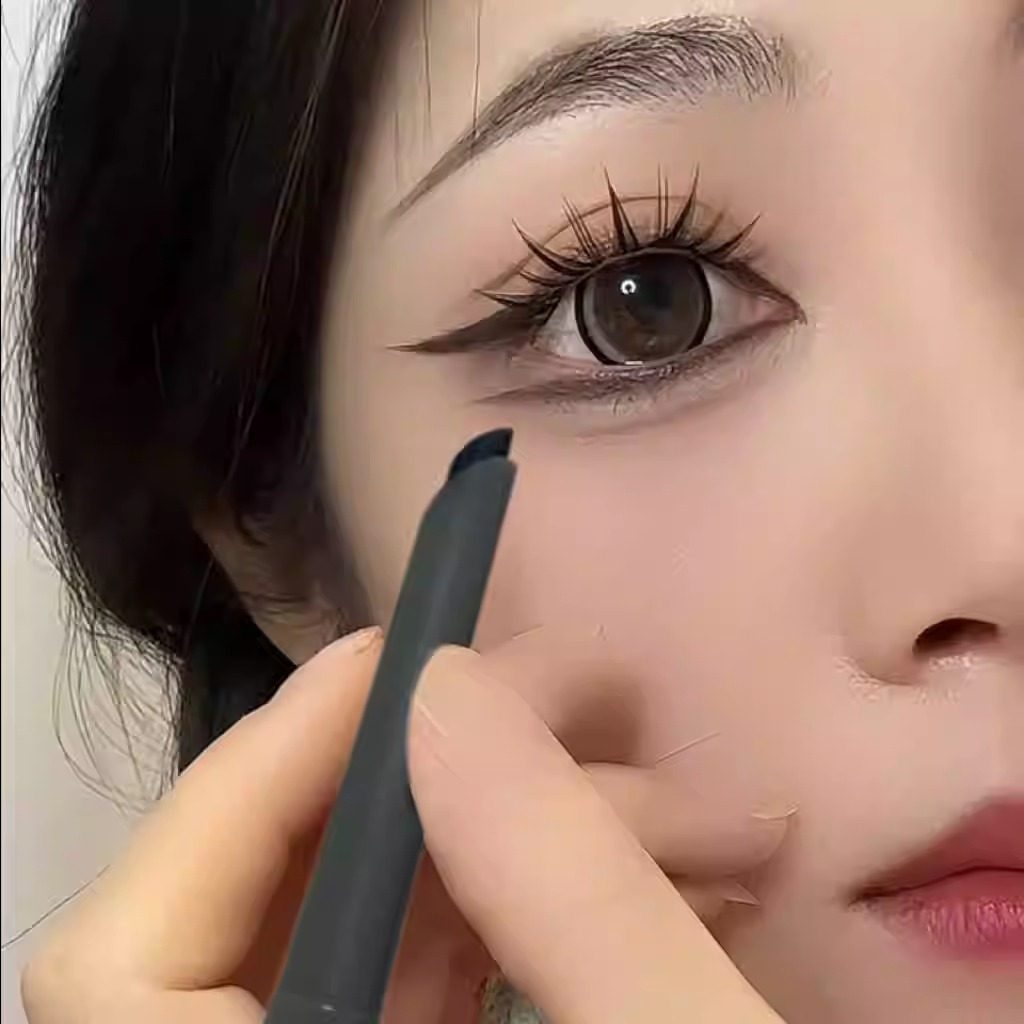 New Chinese-Style Fox Eyeliner! Burgundy Gel Eyeliner Pen That Is Sweat-Resistant, Long-Lasting, and Extremely Fine-Tipped