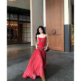 2025新款休闲气质收腰显瘦拼接红格子长款吊带14米连衣裙女