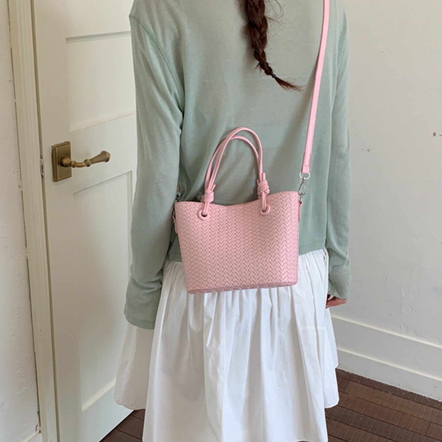 2026 bolso de diseño inclinado simple de verano pequeño mano pequeña bolsa coreana para mujeres 100 nuevo cubo