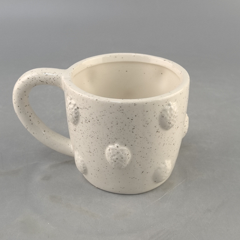 Cerámica creativa en relieve fresas puntos de pulverización tazas de alto valor facial inswind cerámica tazas hechas a mano artesanías de cerámica