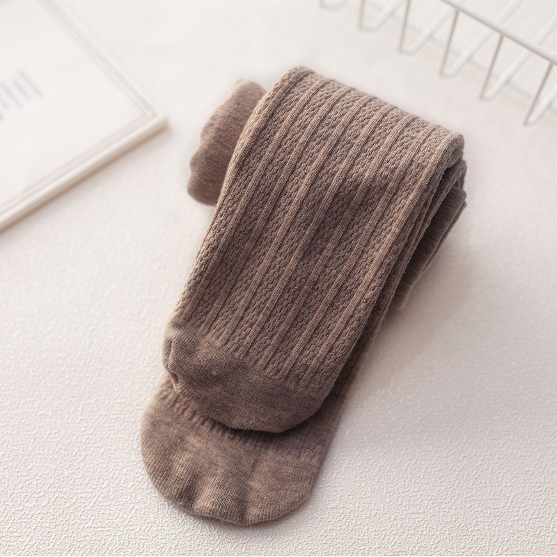 秋冬のベルベット麻花磨毛は子供のパンストの現物卸売りの新しい女の子が保温して足のズボンを踏む