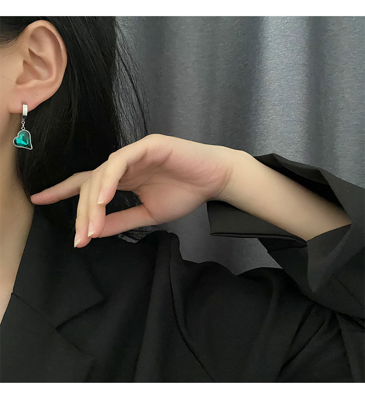 Retro Heart Shape Titanium Steel Inlay Zircon Dangling Earrings 1 Pair