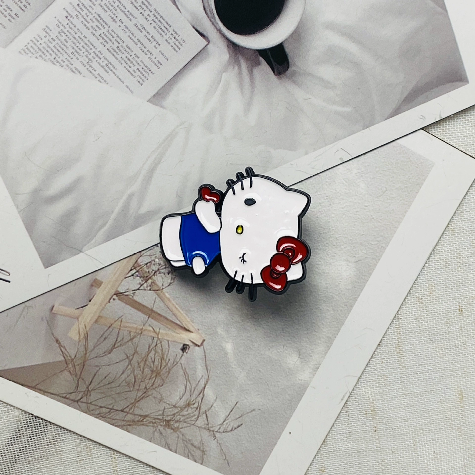 Металлическая брошь Hello Kitty, мультяшный значок из металла с эмалевым эффектом, разные цвета