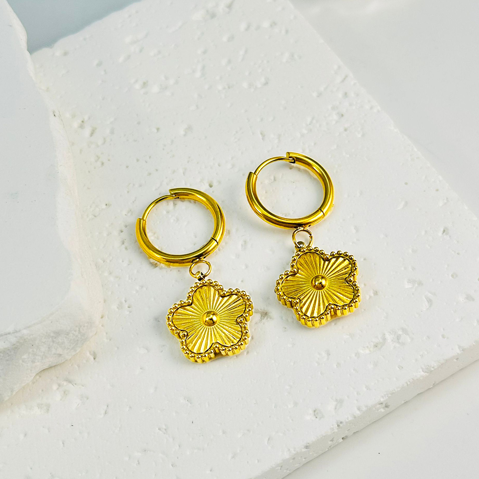 Personalidad de moda flores de acero de titanio de cuatro hojas pernos de auriculares populares femeninos pendientes dorados no se desvanecen joyas de auriculares de lujo ligero