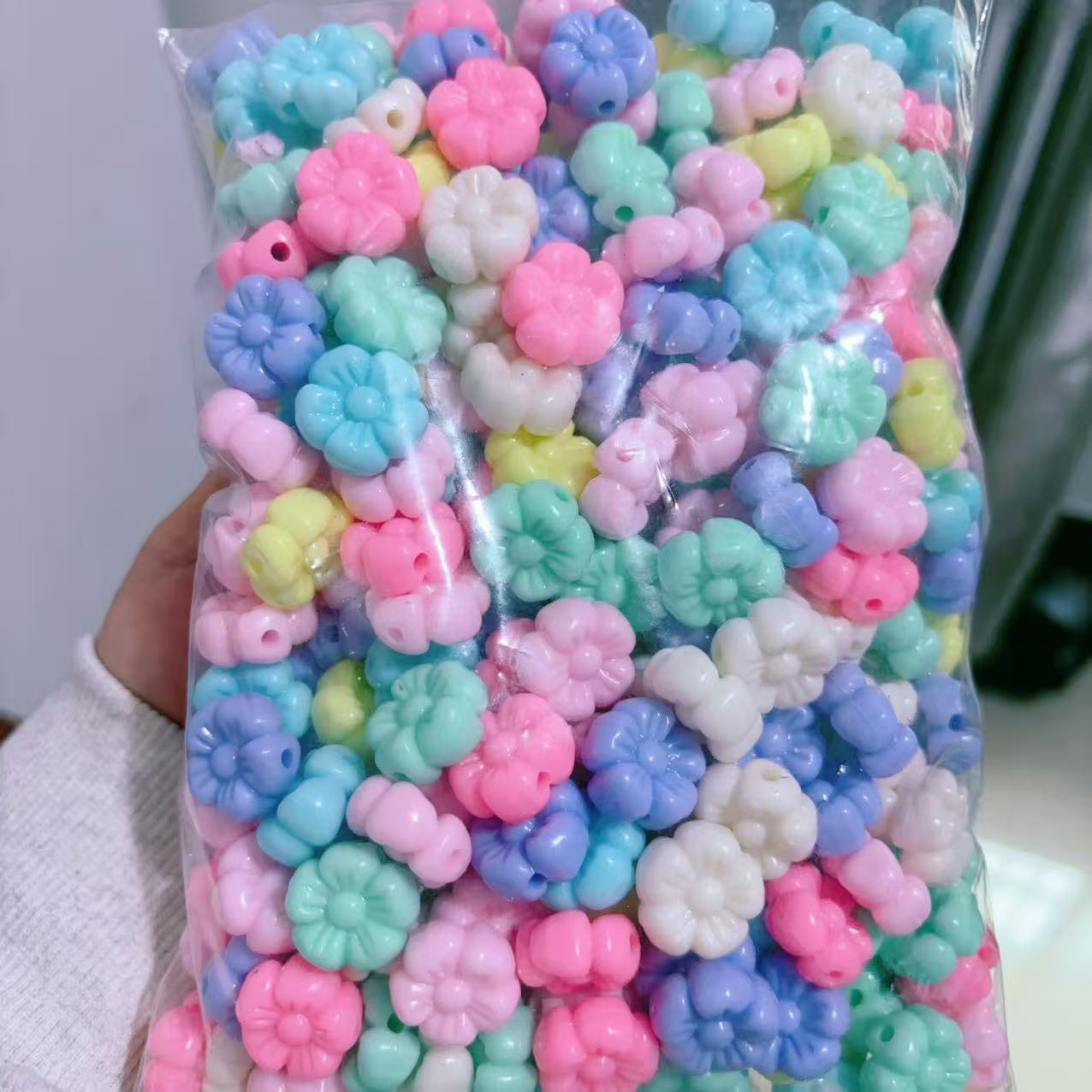 2025 Nuevas cuentas de cabello baratas en bolsa nuevas cuentas de plástico de color primavera diy gran agujero image 1