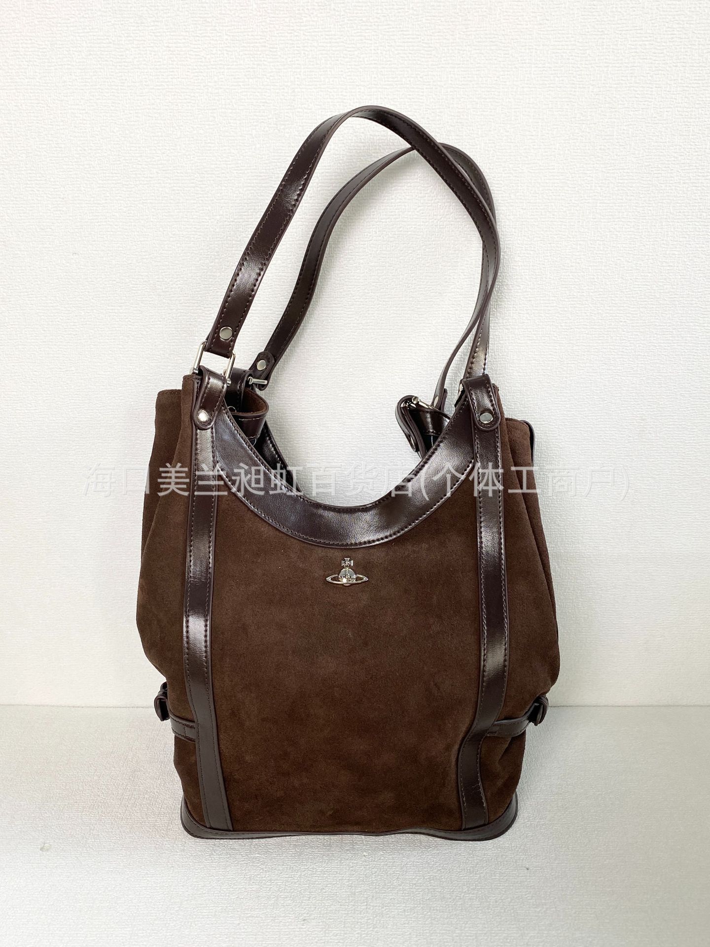 초콜릿 컬러의 통근용 토트백