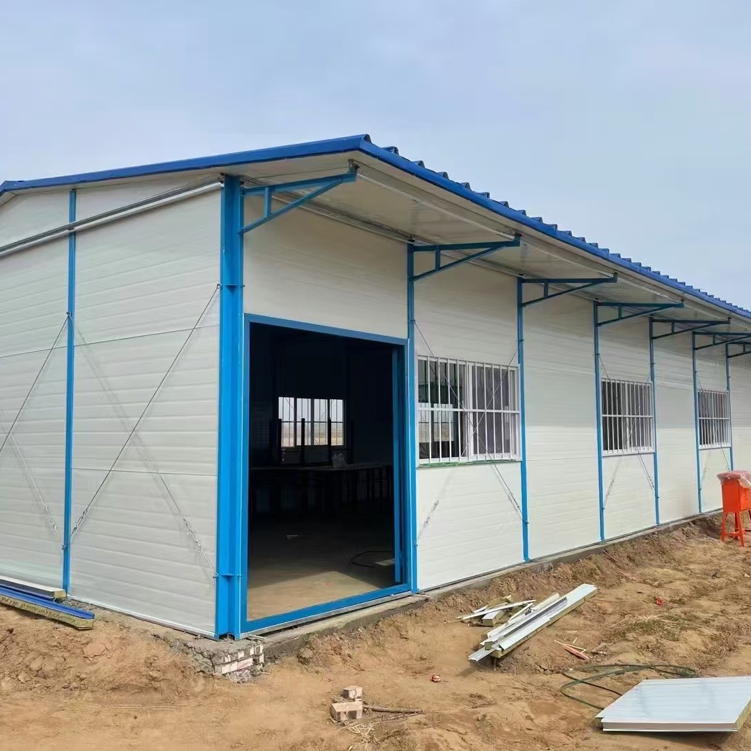 Residentes en el sitio de construcción de casas prefabricadas