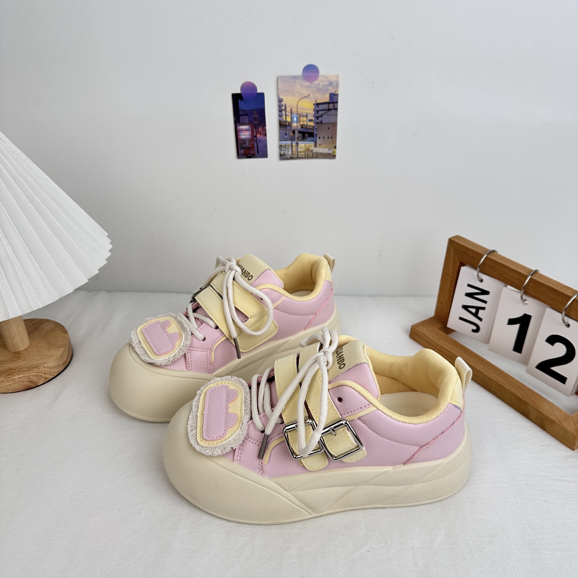 Tortas de pino de onda lejana, suela gruesa, zapatos blancos, estudiante, moda de primavera 2025, zapatos de pan de cabeza grande, zapatos de tabla, cabello femenino
