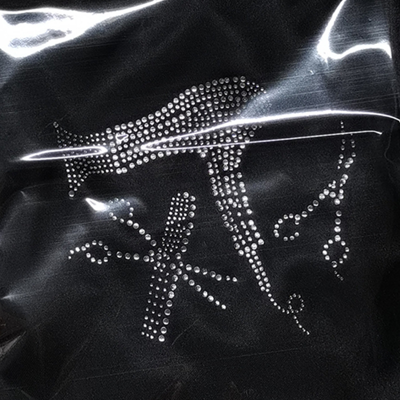 Delantal con cuello halter uniforme de Amazon con correas ajustables para los hombros, delantal de trabajo de peluquero con logo impreso a la moda, venta al por mayor