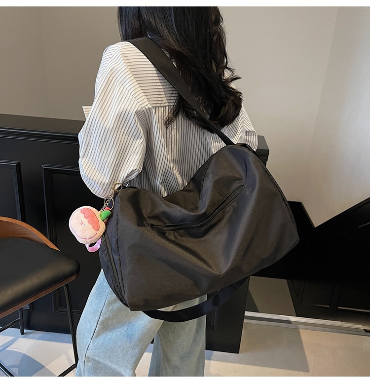 Sports yoga fitness bag 2025 new college student shoulder bag cute pendant-tipped crossbody bag popular travel bag