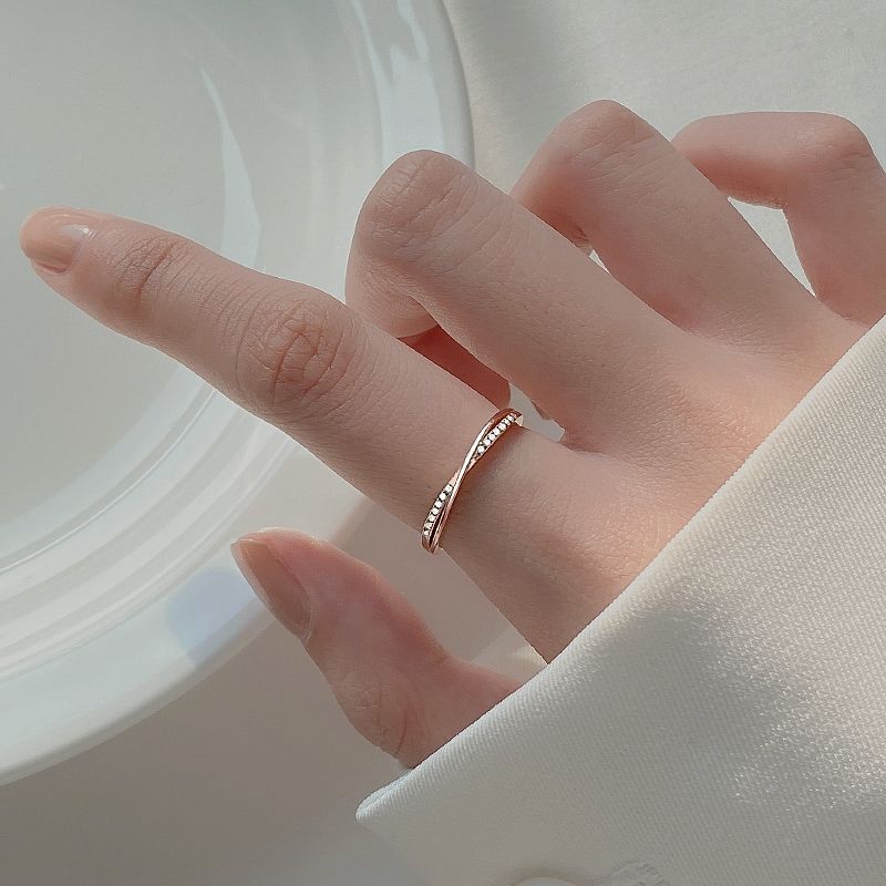 Anello scintillante da donna, realizzato con romanticismo. Elegante e comodo, progettato per esaltare il tuo fascino. Un gioiello discreto ma splendido per gli appuntamenti._voghion.com