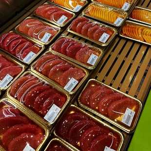 һ���Ժڽ����н�ɫˮ�����b�г������r�бP����܇���Ӳ�ݮ����