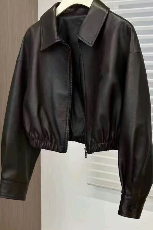 Short black cropped jacket, zipper, square neckline, double-layer design