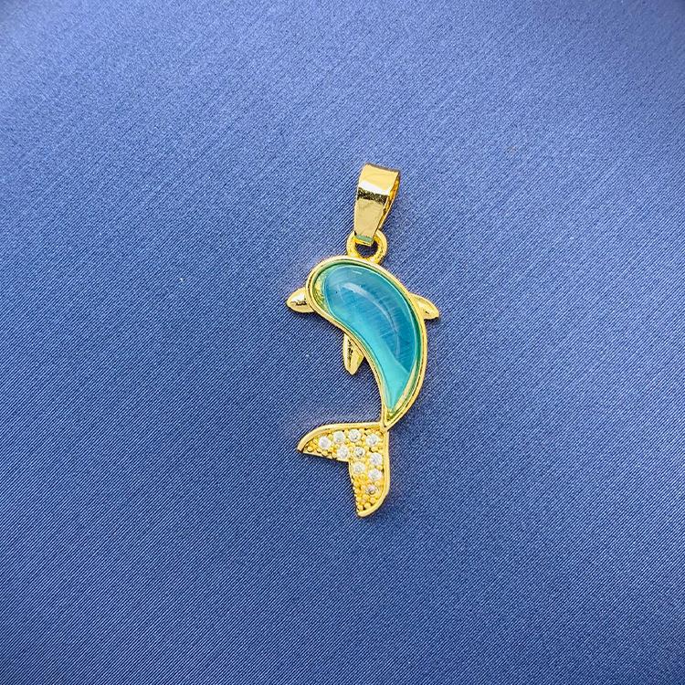 Tiktok Venta caliente colgante al por mayor auto-seleccionado 100 cobre colgante único con fuente de cadena de fábrica al por mayor sin cadena