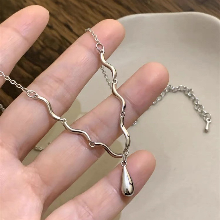 Little Red Book popular niche design irregular geometric necklace fashion water drop pendant pin bone chain net red necklace fashion