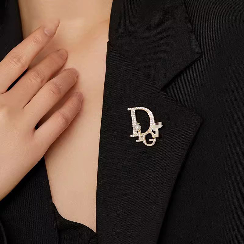 Nuevo estilo de Chanel broche de la letra de gama alta de las mujeres elegantes perla ramillete exquisito anti-exposición pin traje Accesorios