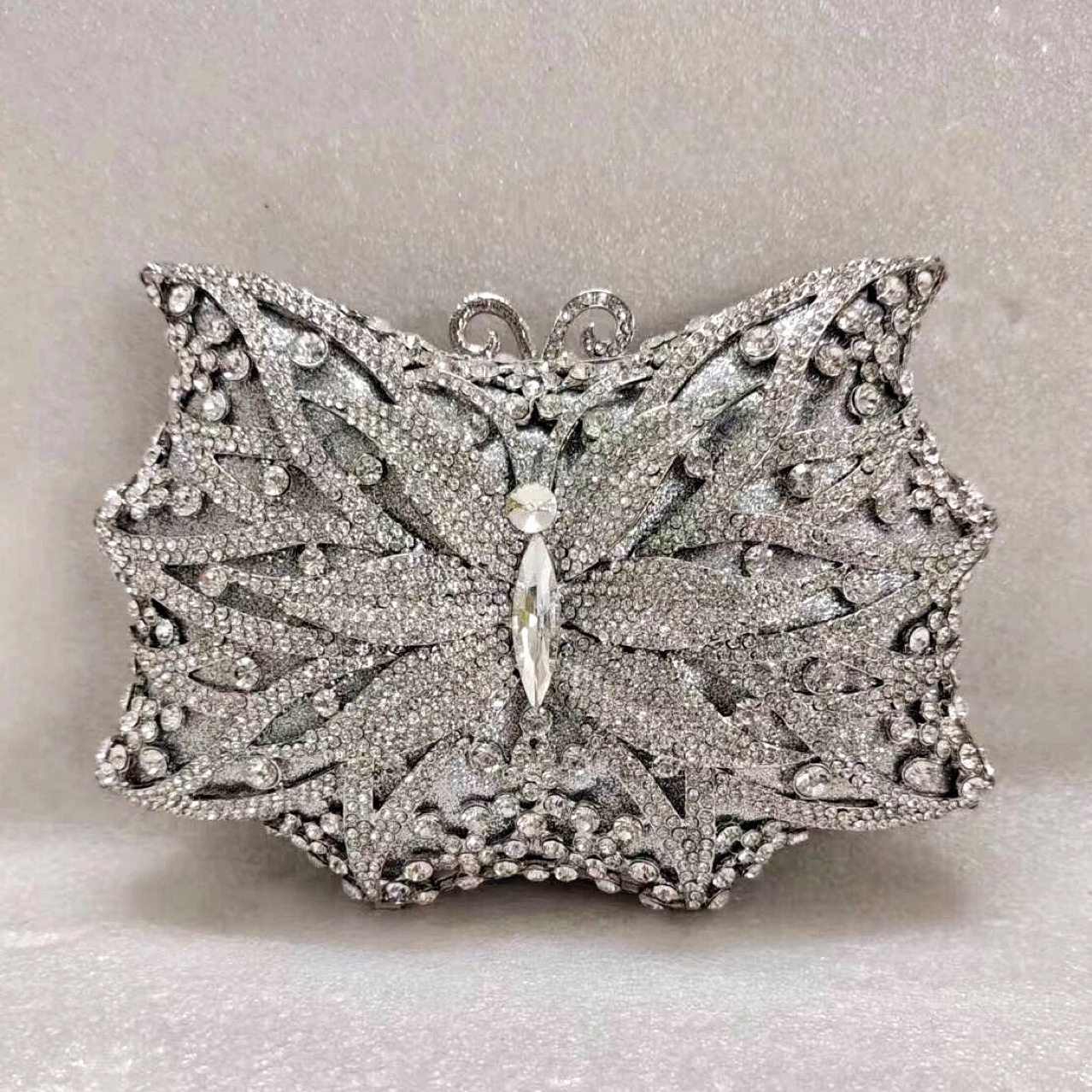 * Nuevo paquete de diamantes de mariposa transfronteriza bolso de diamantes de banquete europeo y americano bolso de mano Butterfly Purse Bag
