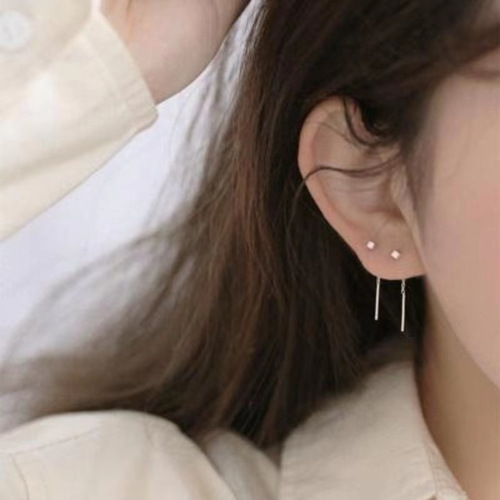 Simple and cool style, small earrings, don’t take them off when sleeping, S925 silver square ear wire, Internet celebrity temperament, versatile ear jewelry