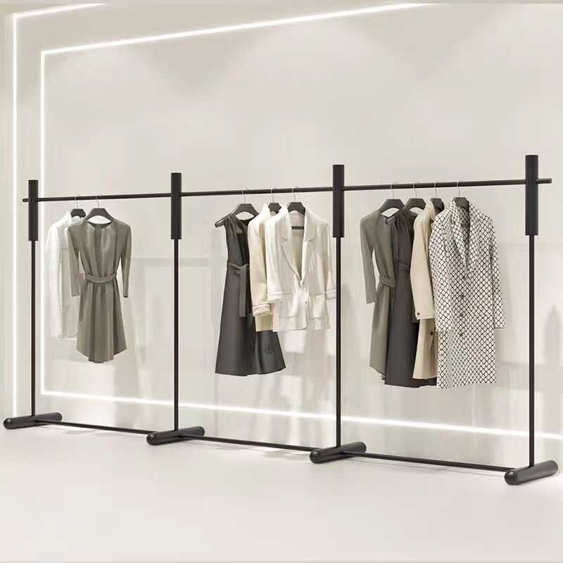 Estante de piso negro simple especial para tiendas de ropa, estante de exhibición de ropa, estante de exhibición de tiendas de ropa para hombres y mujeres