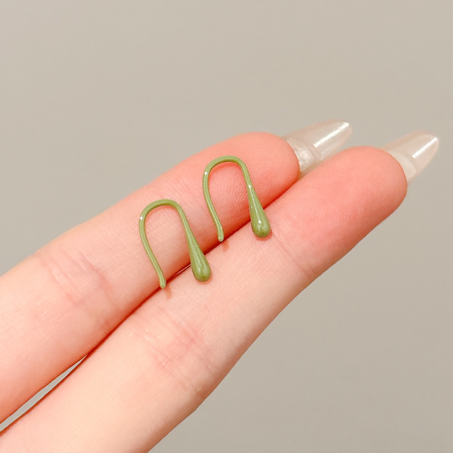 Puesto de mercado nocturno Pendientes de temperamento de moda caliente Pendientes de otoño e invierno para mujer Pendientes de perlas de imitación de lujo ligero de alta gama al por mayor