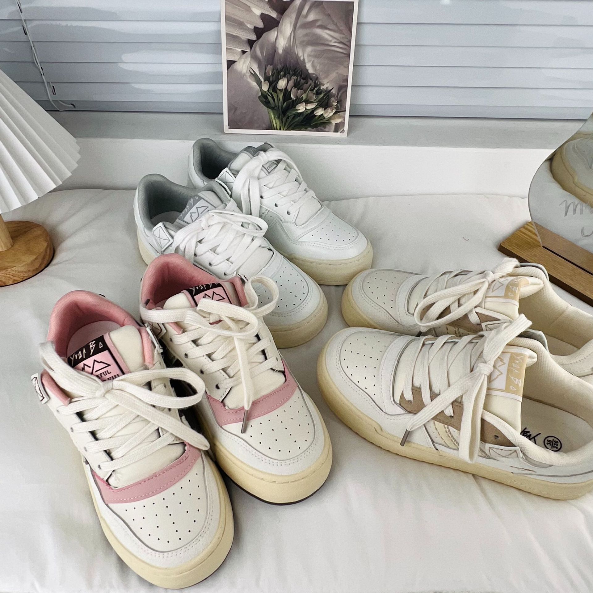 Otoño 2023 nuevos zapatos blancos versátiles del estilo coreano para las mujeres de los estudiantes