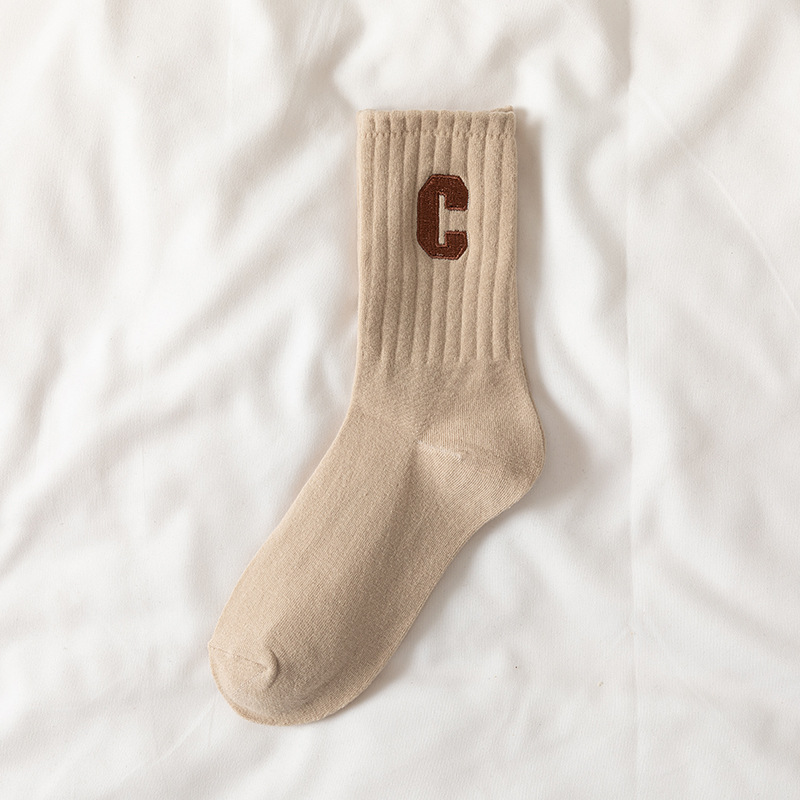 Bordado de letras grande C calcetines de algodón peinado a media pierna de las mujeres Otoño e Invierno de moda a rayas largas calcetines de mujer de color sólido algodón al por mayor