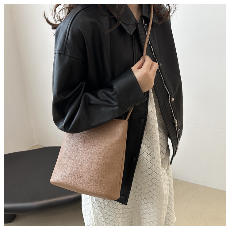 Solid-color simple single-shoulder casual. This year, the retro large-capacity 2024 new autumn crossbody bucket bag for women is in vogue undefined