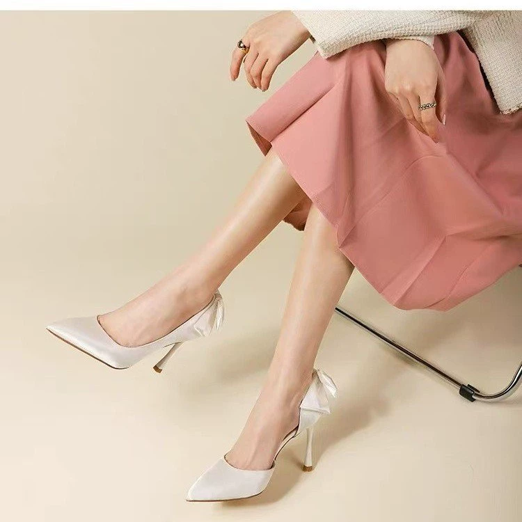 White high-heeled shoes with bow, universal wedding shoes