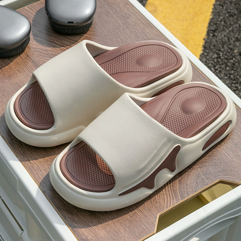 Мужская летняя молодежная тенденция носить нескользкие тапочки на улице