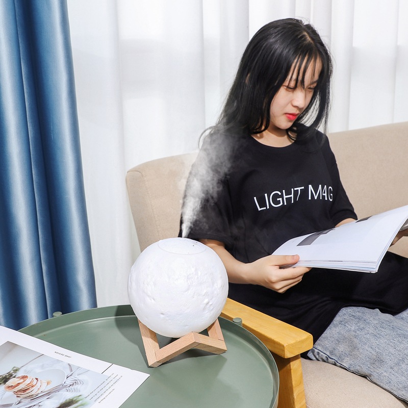 Humidificador Luz de Luna USB de Escritorio｜Lámpara Nocturna Creativa con Niebla Cálida