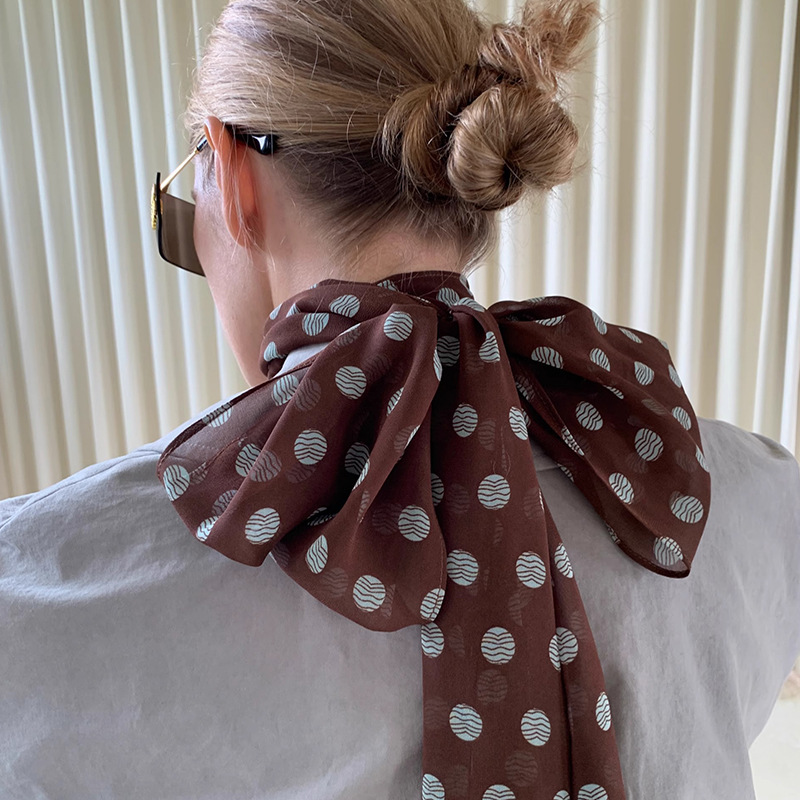 Marrón ondulado bufandas de seda impresas de alta calidad accesorios versátiles corredores de cuello para mujeres 2025 nueva correa de cabello atada bufandas de cabello